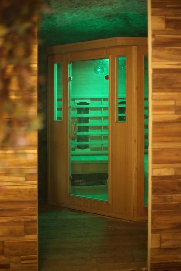 La Montrieuse, Chambre Individuelle Avec Sauna Et Baignoire Spa Naveil 外观 照片